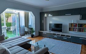 Lara'S Residence